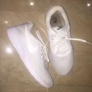 LIKE NEW White Nike Tanjun